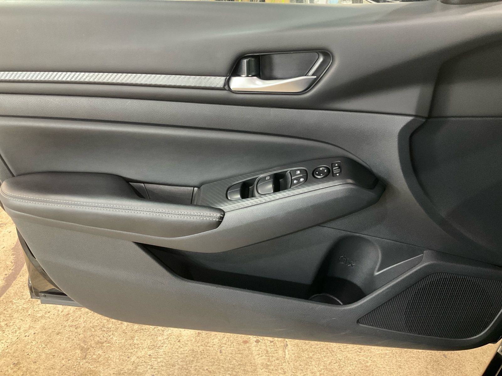 Used 2025 Nissan Altima 2.5 SV FWD image 24