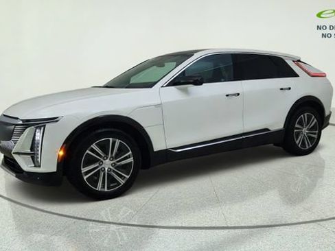 Used 2024 Cadillac Lyriq Luxury w/ LPO, Floor Liner Package AWD/4WD image 4