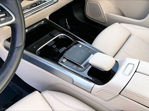 Used 2023 Mercedes-Benz GLB 250 w/ Premium Package image 16