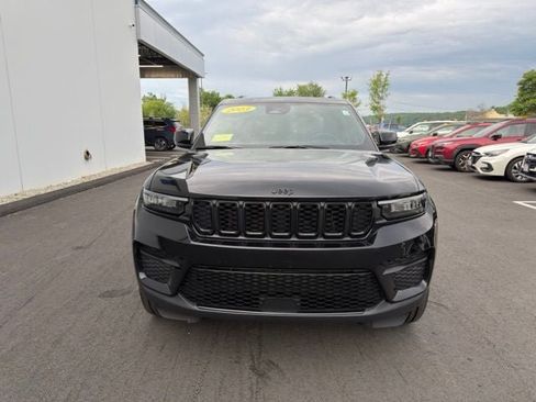 Used 2023 Jeep Grand Cherokee Altitude AWD/4WD image 5