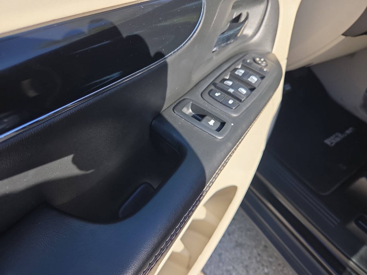 Used 2018 Dodge Grand Caravan SXT w/ Driver Convenience Group FWD image 10