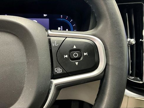 Used 2022 Volvo XC60 B5 Momentum image 25