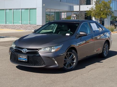 Used 2016 Toyota Camry SE w/ Moonroof Package FWD image 1