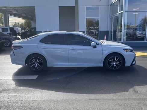 Used 2024 Toyota Camry SE image 9