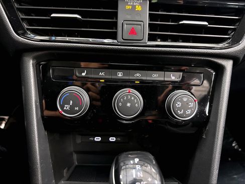 Used 2023 Volkswagen Taos SE w/ Panoramic Sunroof Package FWD image 18