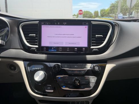 Used 2022 Chrysler Pacifica Touring-L FWD image 15