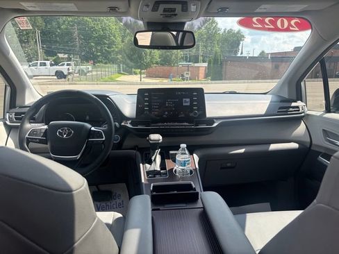 Used 2022 Toyota Sienna XLE FWD image 24