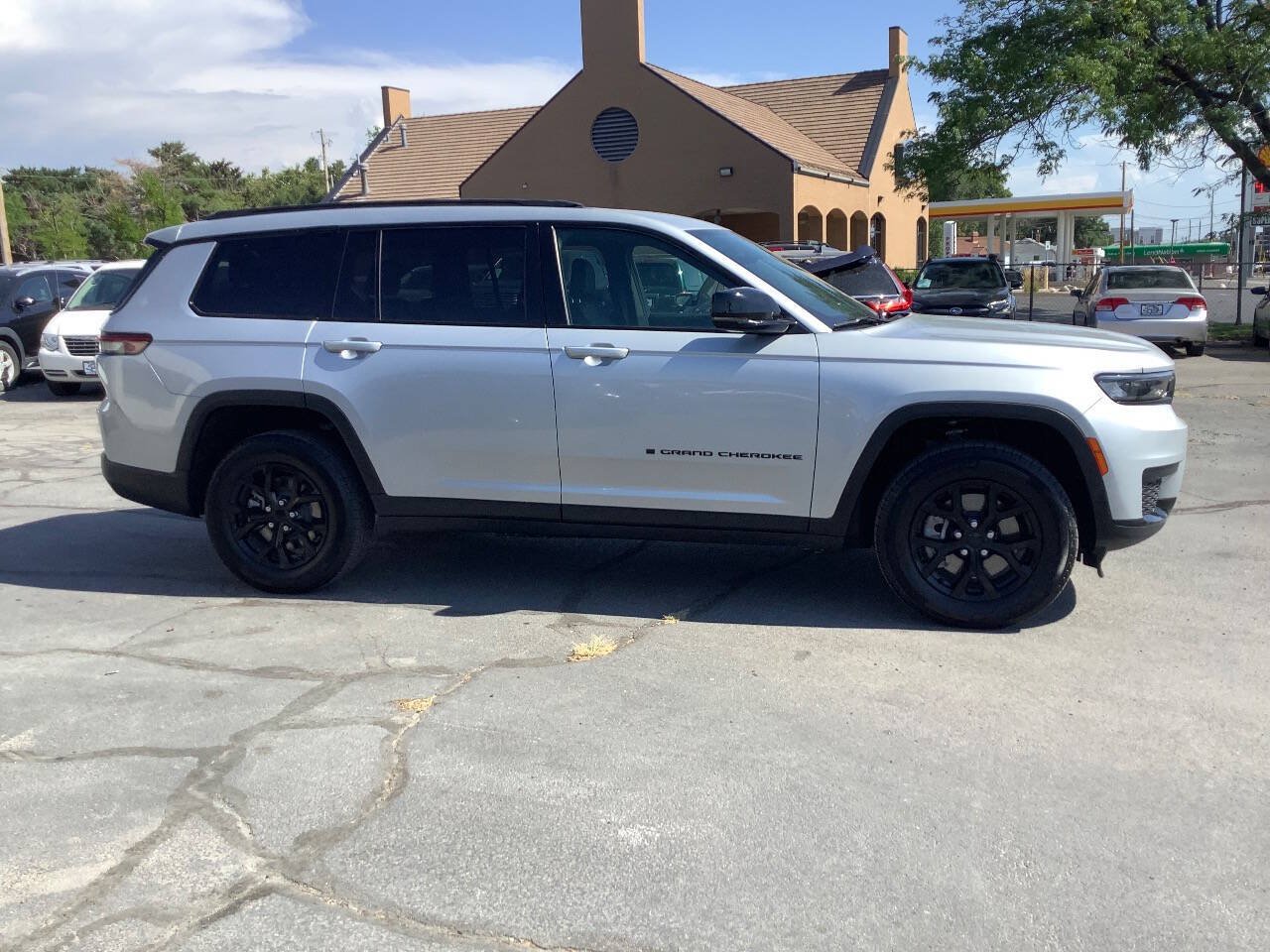 Used 2025 Jeep Grand Cherokee L Laredo AWD/4WD image 12
