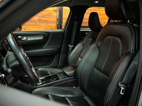 Used 2023 Volvo XC40 B4 Ultimate image 10