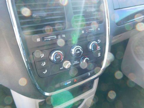 Used 2019 Dodge Grand Caravan SE w/ UConnect Hands-Free Group image 18