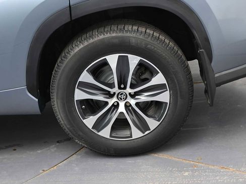Used 2022 Toyota Highlander XLE AWD/4WD image 5