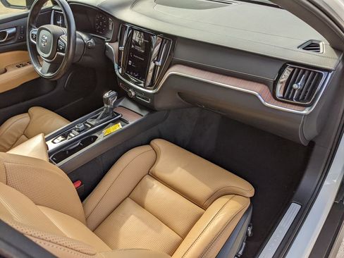 Used 2021 Volvo V60 T5 Cross Country image 21