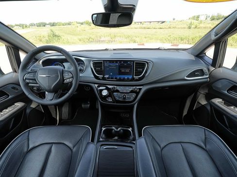 Used 2025 Chrysler Pacifica Limited FWD image 27