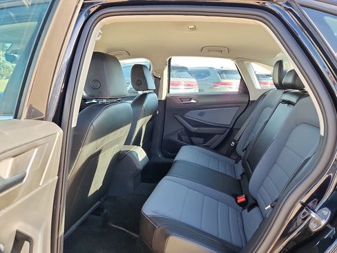 Used 2025 Volkswagen Jetta SE FWD image 12