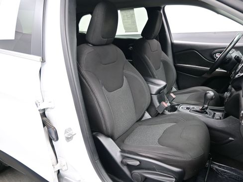 Used 2019 Jeep Cherokee Latitude w/ Cold Weather Group image 13