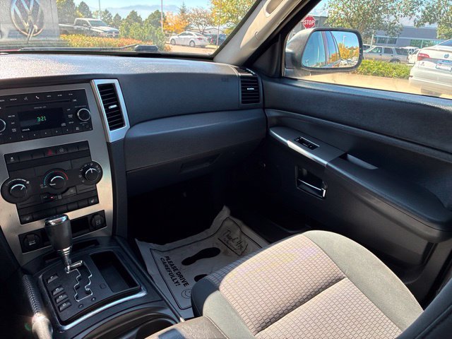 Used 2010 Jeep Grand Cherokee Laredo w/ Popular Equipment Group AWD/4WD image 17