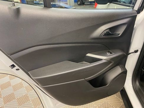 Used 2025 Chevrolet Trax LT FWD image 19