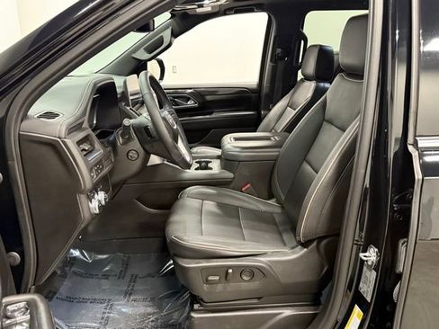Used 2023 GMC Yukon XL SLT w/ SLT Luxury Package image 14