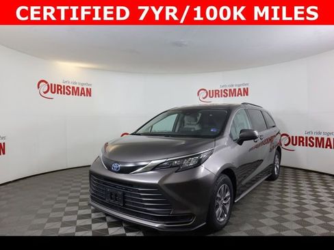 Used 2024 Toyota Sienna LE image 2