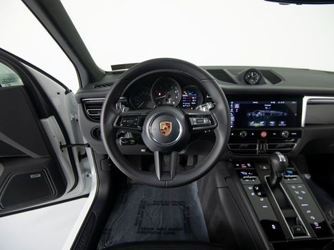 Certified 2025 Porsche Macan image 18
