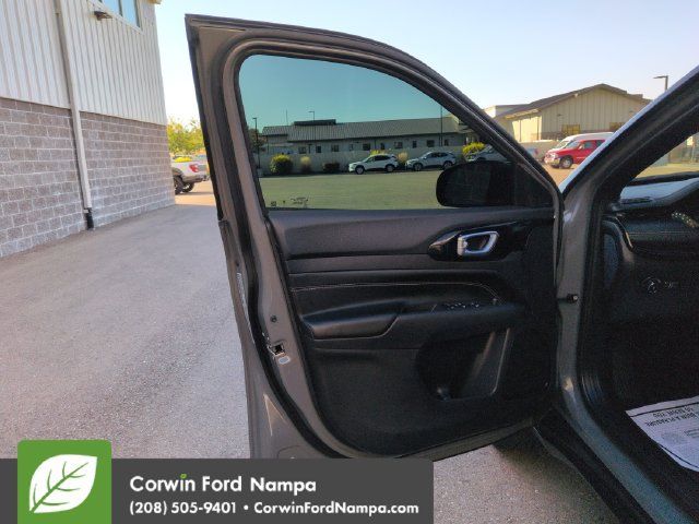 Used 2023 Jeep Compass Latitude w/ Convenience Group AWD/4WD image 10