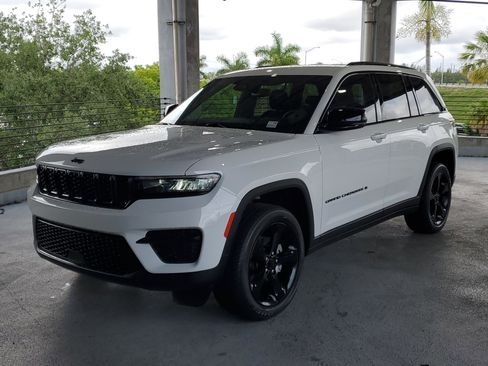 Certified 2023 Jeep Grand Cherokee Altitude AWD/4WD image 4