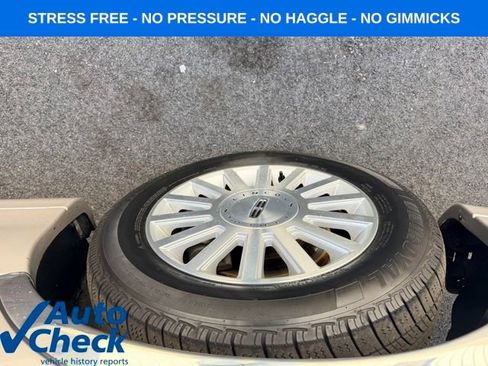 Used 2003 Lincoln Town Car Signature image 12