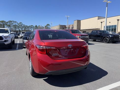 Used 2019 Toyota Corolla LE image 3