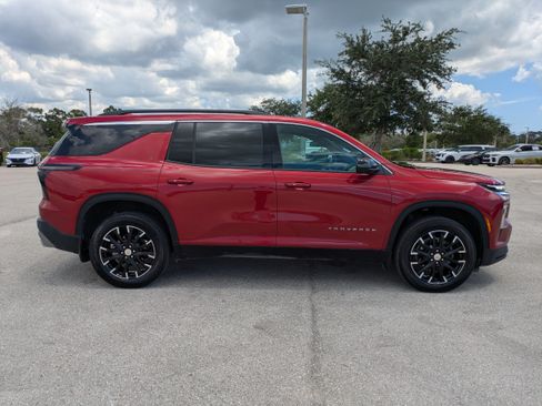 Used 2025 Chevrolet Traverse LT w/ Sun and Wheel Package FWD image 3
