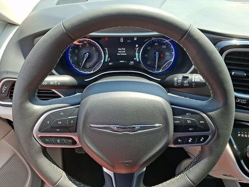 Used 2024 Chrysler Pacifica Touring-L FWD image 18
