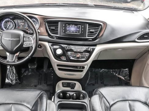 Used 2017 Chrysler Pacifica Touring-L image 27