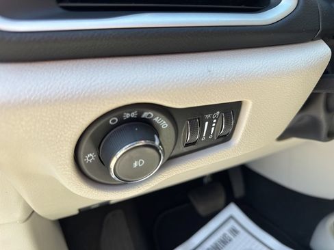 Used 2023 Chrysler Pacifica Touring-L FWD image 25