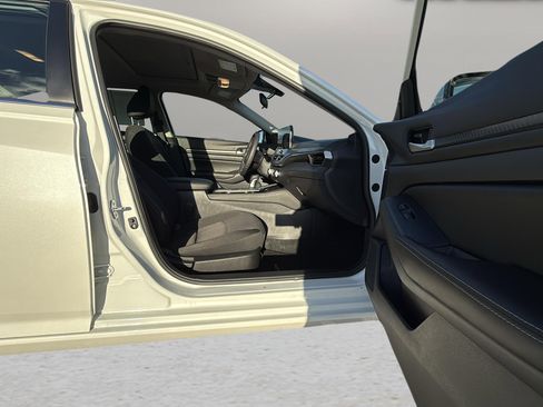 Used 2024 Nissan Altima 2.5 SV w/ SV Premium Package image 16