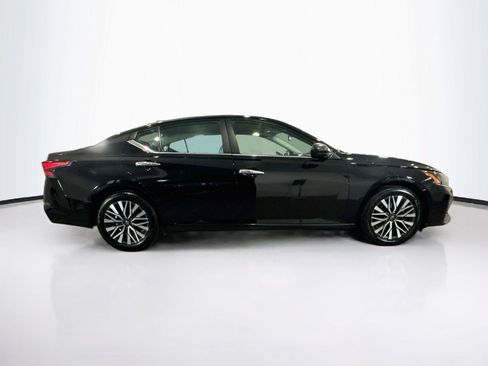 Used 2024 Nissan Altima 2.5 SV FWD image 6
