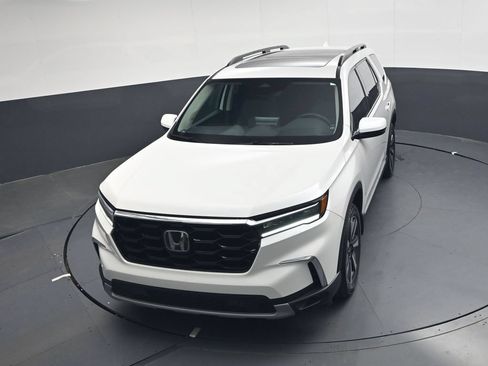 Certified 2025 Honda Pilot Touring image 24