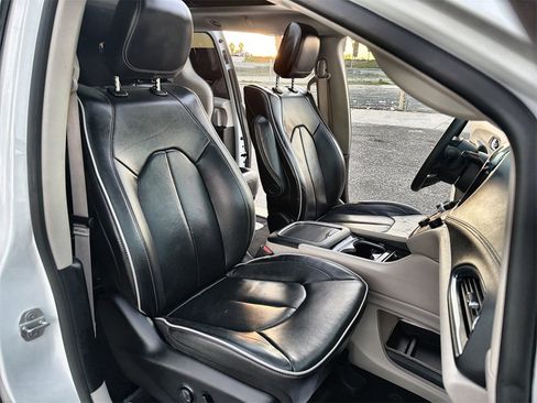 Used 2023 Chrysler Pacifica Limited w/ Uconnect Theater Family Group image 27