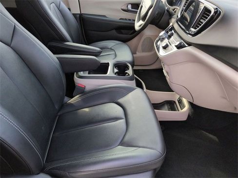 Certified 2024 Chrysler Pacifica Touring-L image 30