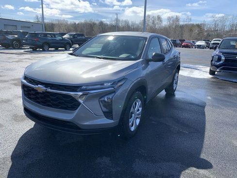 Used 2024 Chevrolet Trax LS image 4