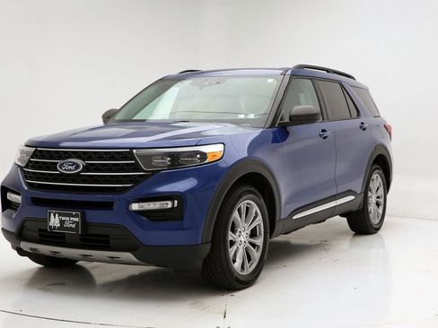 Used 2023 Ford Explorer XLT w/ Equipment Group 202A image 4