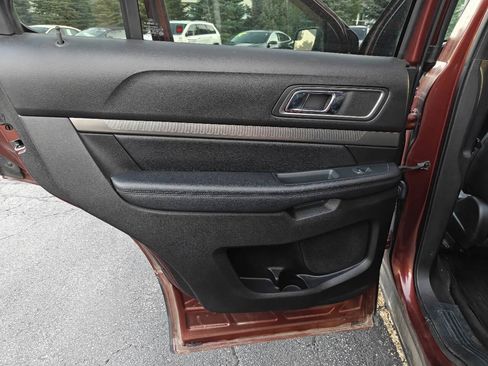 Used 2018 Ford Explorer XLT w/ Equipment Group 202A AWD/4WD image 17