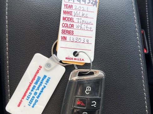 Used 2021 Volkswagen Tiguan SE image 48