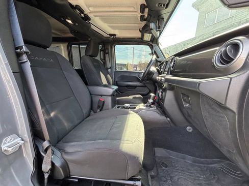 Used 2018 Jeep Wrangler Unlimited Sahara AWD/4WD image 17