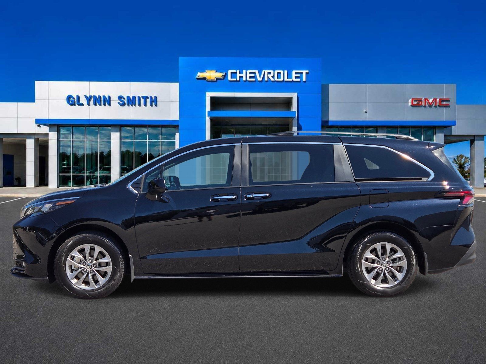 Used 2026 Toyota Sienna XLE FWD image 12