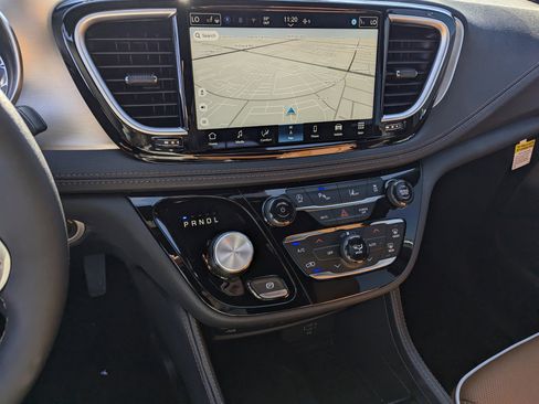 New 2026 Chrysler Pacifica Pinnacle image 11