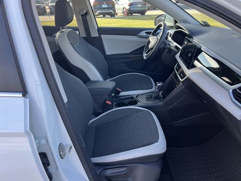 Certified 2025 Volkswagen Taos SE w/ Panoramic Sunroof Package image 29