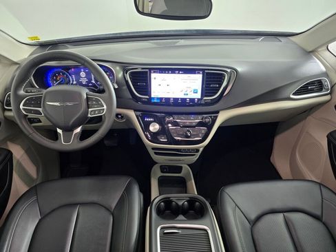 Used 2024 Chrysler Pacifica Touring-L image 23