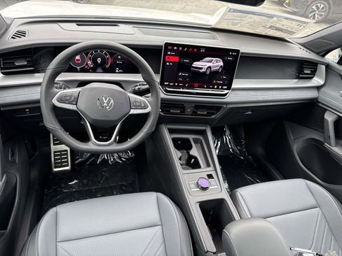 New 2026 Volkswagen Tiguan SE R-Line FWD image 9