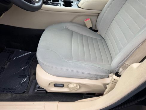 Used 2016 Ford Taurus SE image 18