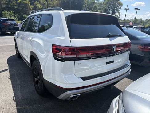 Used 2024 Volkswagen Atlas Peak Edition SE AWD/4WD image 5