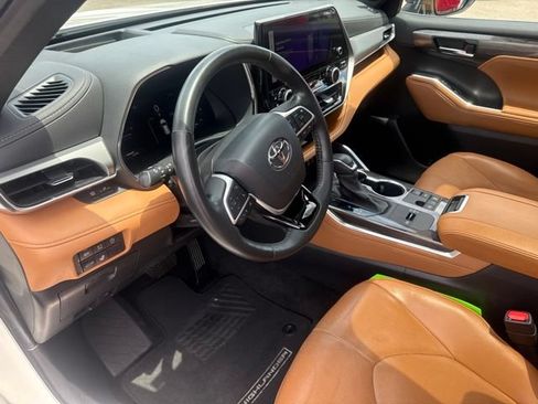 Used 2023 Toyota Highlander Platinum FWD image 24
